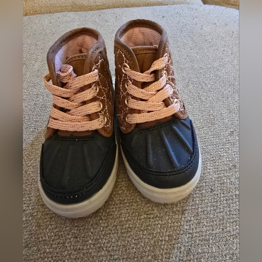 * Oshkosh B'gosh duck shoes, great condition, size 5,see picture for condition